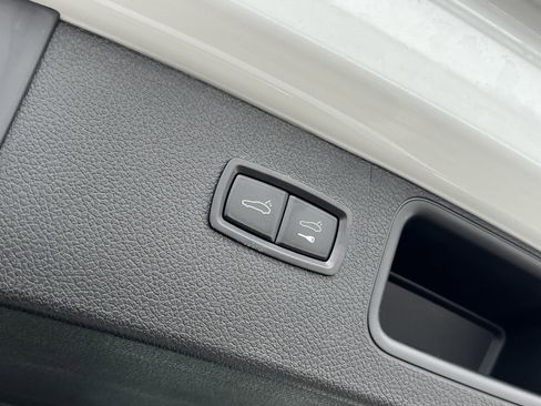 Certified 2025 Porsche Macan Turbo image 20