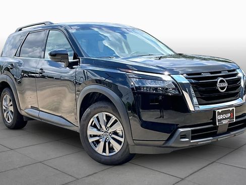 Used 2025 Nissan Pathfinder SV FWD image 3