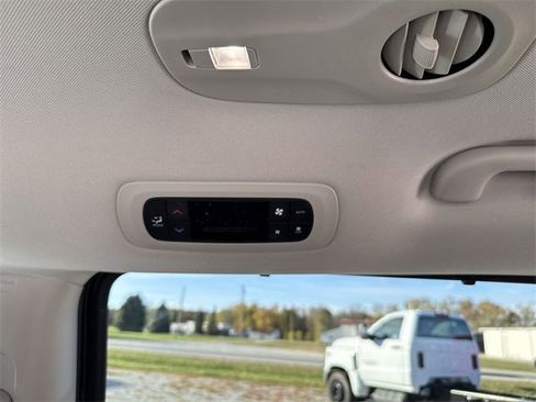 Used 2024 Chrysler Pacifica Touring-L image 21