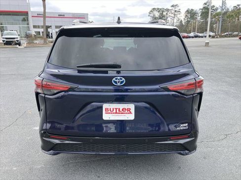 Certified 2021 Toyota Sienna XSE w/ XSE Plus Package image 4