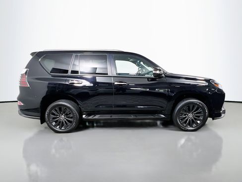Used 2023 Lexus GX 460 Premium w/ Accessory Package image 3