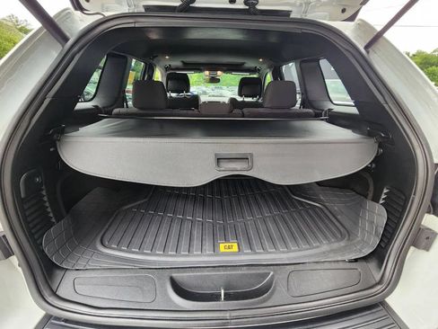 Used 2019 Jeep Grand Cherokee Laredo AWD/4WD image 12