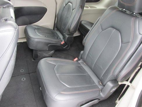 Used 2018 Chrysler Pacifica Touring-L Plus image 10