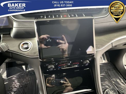 Used 2024 Jeep Grand Cherokee Limited w/ Black Appearance Package image 12