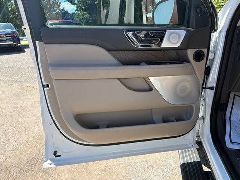 Used 2023 Lincoln Navigator Reserve AWD/4WD image 12