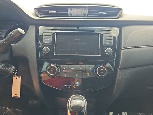 Used 2018 Nissan Rogue S FWD image 17