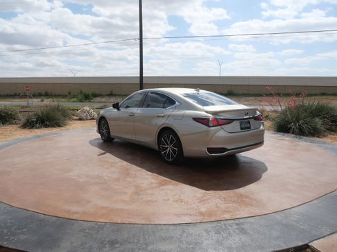 Used 2025 Lexus ES 300h w/ Premium Package image 5