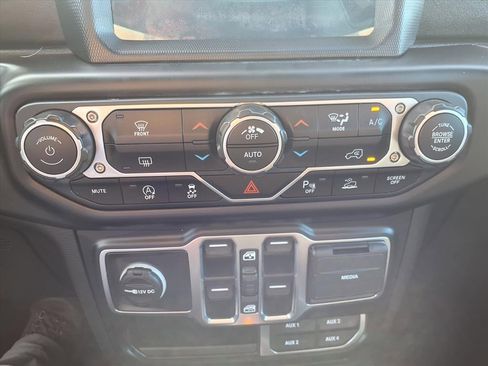 Used 2020 Jeep Gladiator Overland image 13