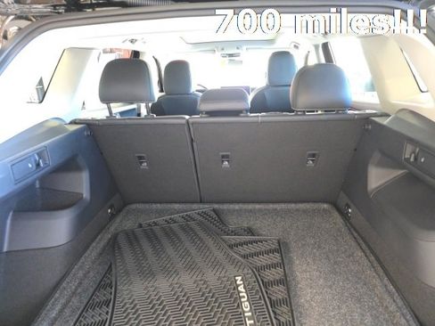 Certified 2025 Volkswagen Tiguan SE image 8