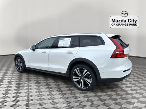 Used 2023 Volvo V60 B5 Cross Country Plus image 5