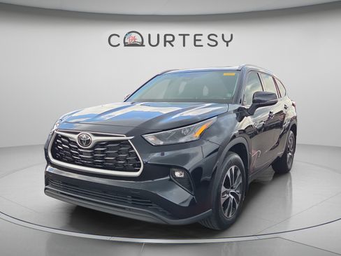 Used 2022 Toyota Highlander XLE AWD/4WD image 1
