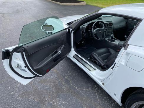 Used 2007 Chevrolet Corvette Coupe w/ Performance Package RWD image 10