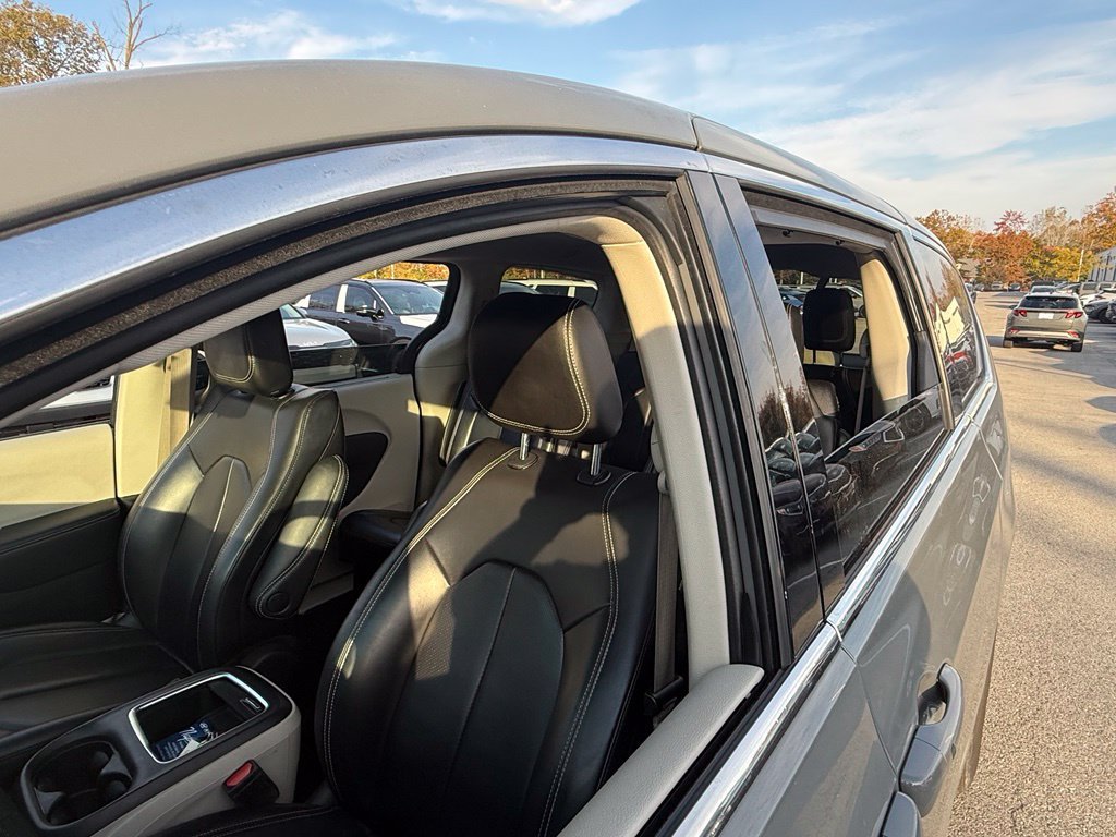 Used 2023 Chrysler Pacifica Touring-L FWD image 11
