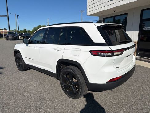 Used 2023 Jeep Grand Cherokee Altitude AWD/4WD image 6