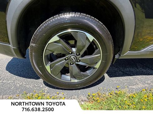 Used 2025 Nissan Rogue SV AWD/4WD image 19