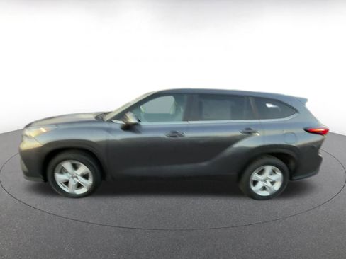 Used 2025 Toyota Highlander LE image 9