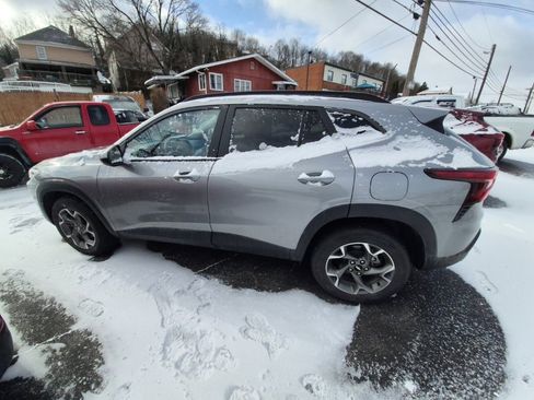 Used 2024 Chevrolet Trax LT w/ Driver Confidence Package image 11