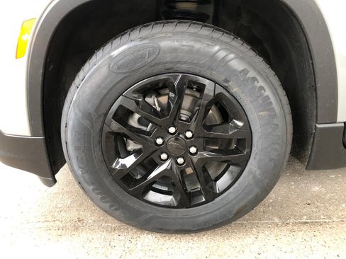 Used 2023 Chevrolet Traverse LS w/ Safety Package FWD image 4
