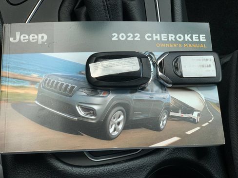 Used 2022 Jeep Cherokee Latitude Lux FWD image 10