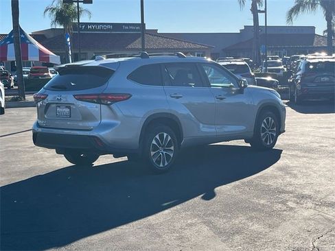 Used 2023 Toyota Highlander XLE image 5