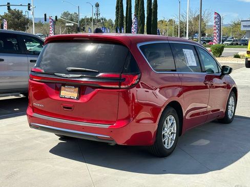 Used 2024 Chrysler Pacifica Touring-L FWD image 37