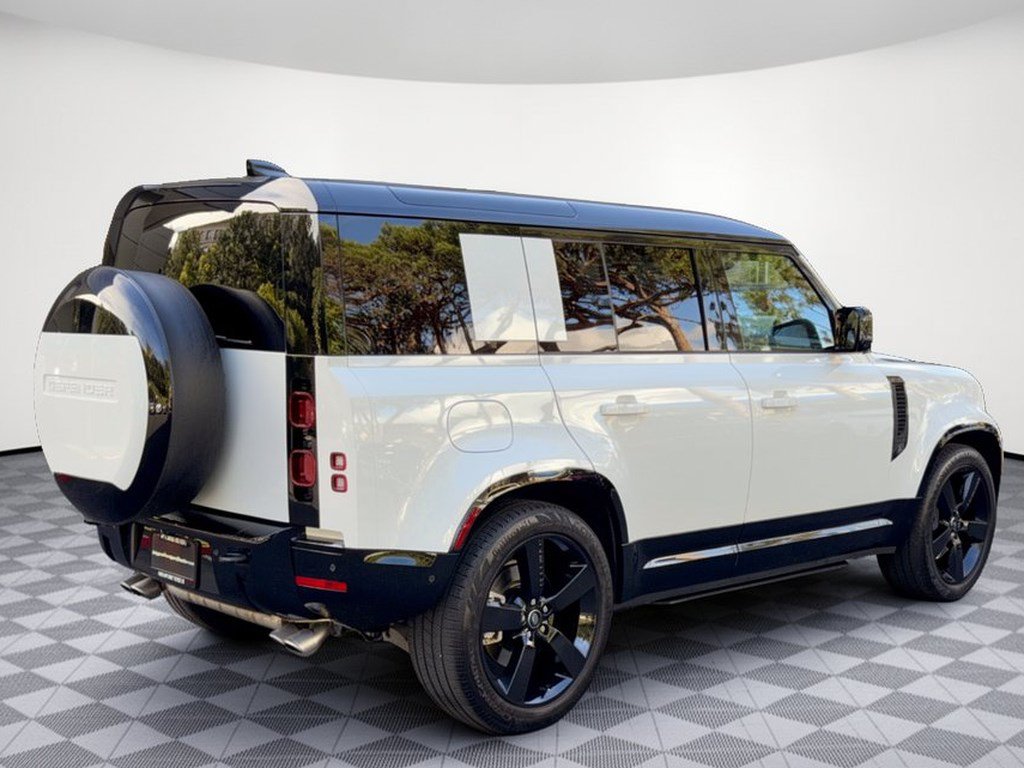Used 2025 Land Rover Defender 110 X-Dynamic SE AWD/4WD image 9