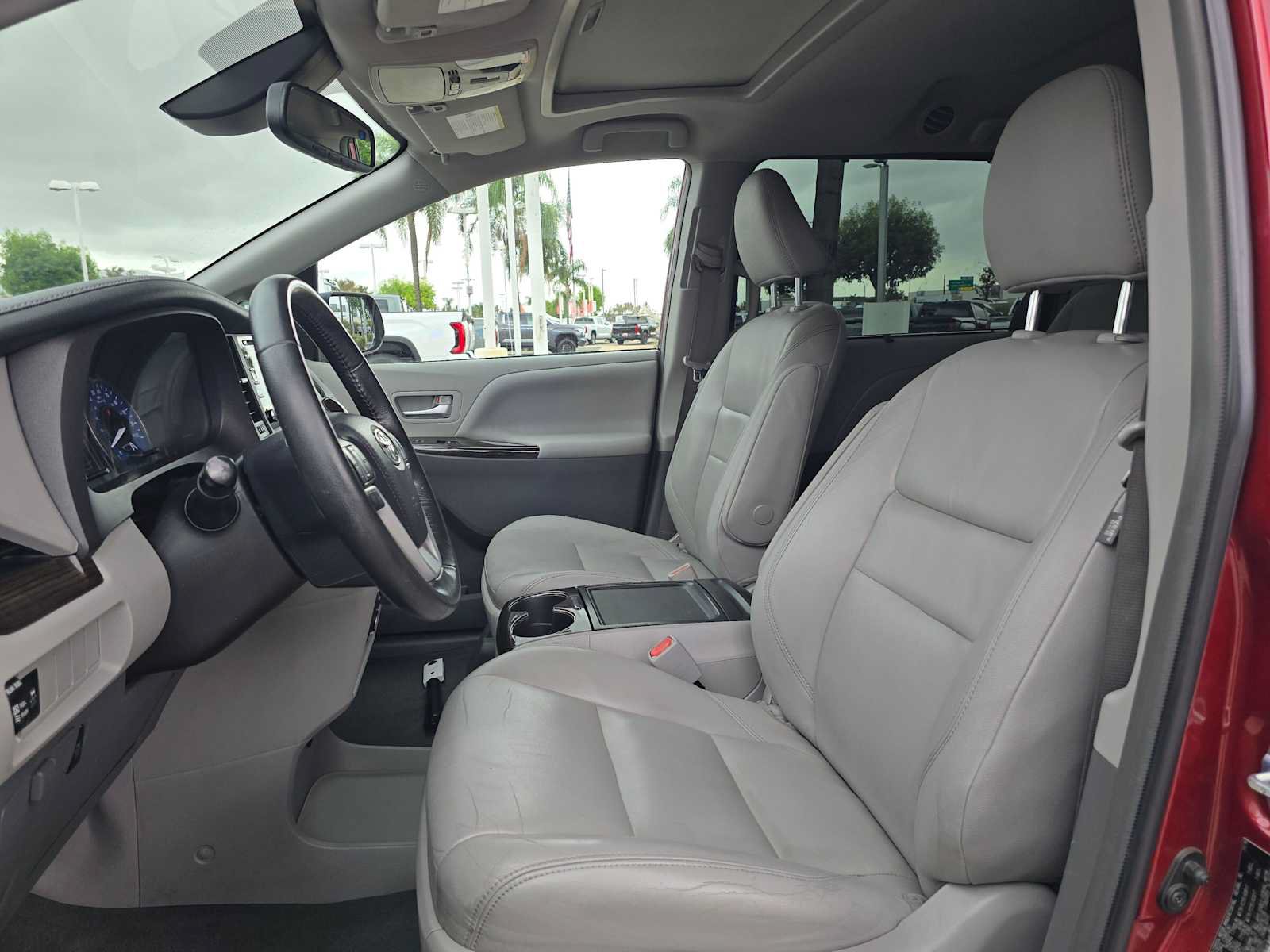 Used 2019 Toyota Sienna XLE FWD image 23