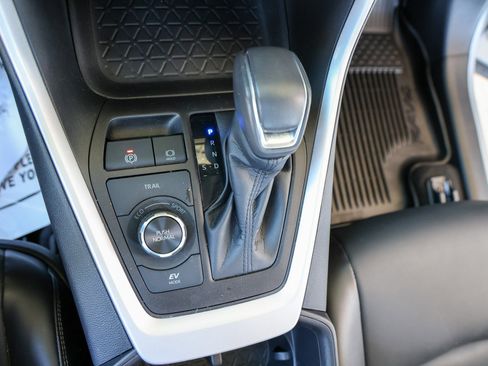 Used 2022 Toyota RAV4 XLE Premium image 23