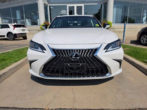 Used 2024 Lexus ES 300h w/ Premium Package FWD image 2