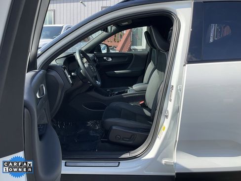 Used 2023 Volvo XC40 Recharge Plus image 14