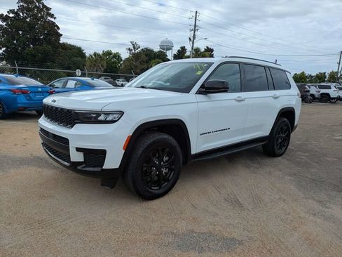 Used 2025 Jeep Grand Cherokee L Laredo RWD image 8
