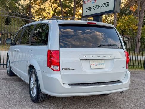 Used 2020 Dodge Grand Caravan SXT image 4