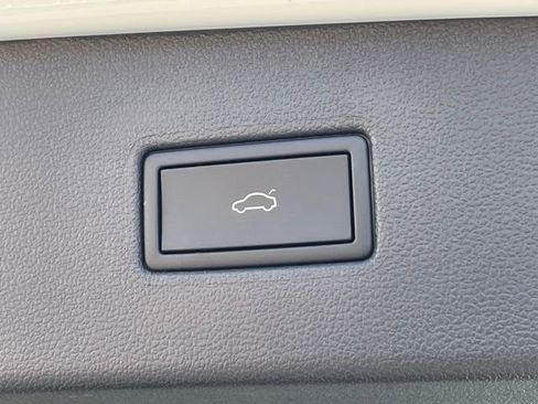 Used 2024 Volkswagen Tiguan SE w/ Panoramic Sunroof Package image 15