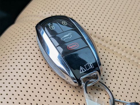 Used 2021 Bentley Bentayga V8 image 25