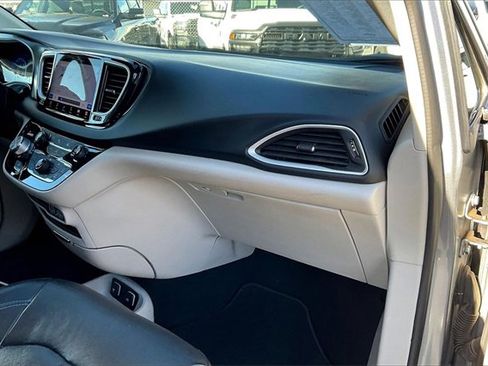 Used 2021 Chrysler Pacifica Touring-L image 16
