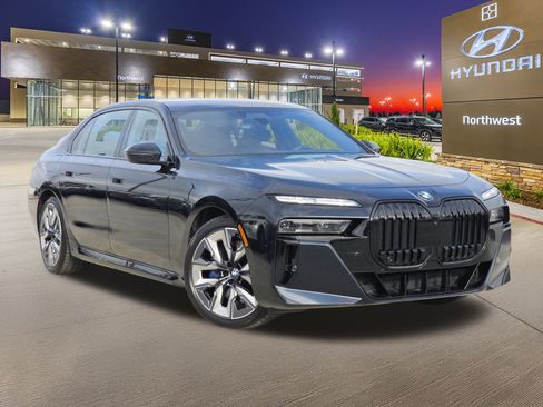 Used 2023 BMW 740i w/ Executive Package image 3