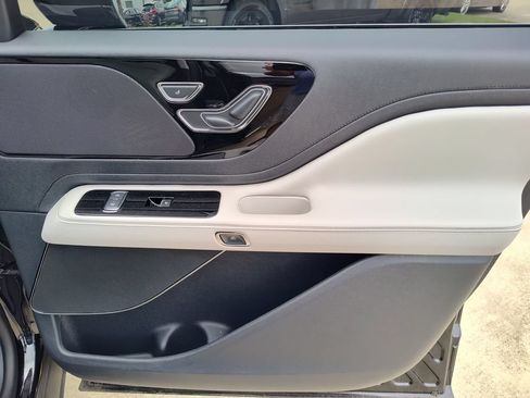 Used 2025 Lincoln Aviator 2WD image 32