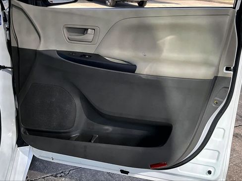 Used 2018 Toyota Sienna L image 21