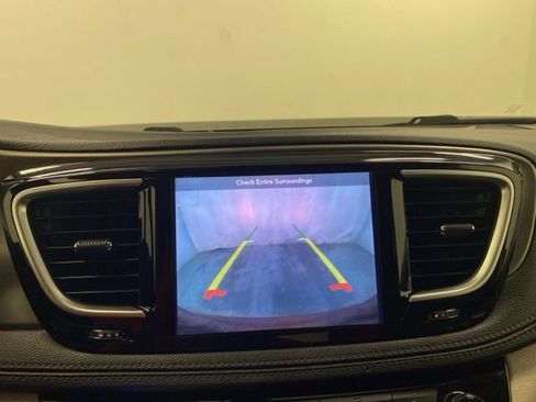 Used 2018 Chrysler Pacifica Limited FWD image 11
