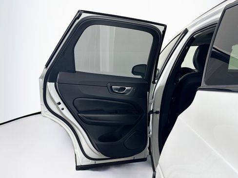 Used 2025 Volvo XC60 B5 Plus image 27