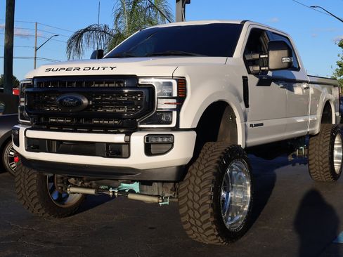 Used 2022 Ford F250 Lariat w/ Black Appearance Package image 2