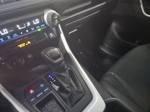 Used 2021 Toyota RAV4 XLE w/ Convenience Package FWD image 24