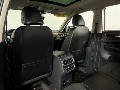 Used 2024 Volkswagen Atlas SEL AWD/4WD image 23