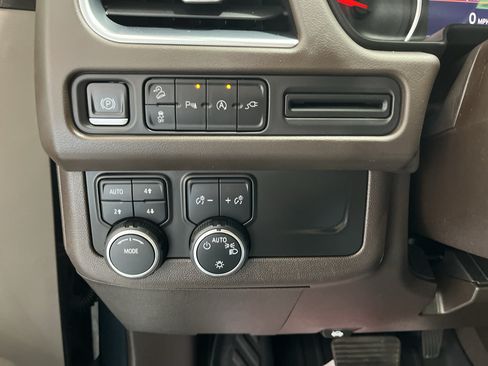 Used 2021 Chevrolet Tahoe Z71 AWD/4WD image 32