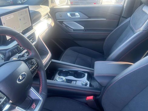 Used 2025 Ford Explorer ST image 19