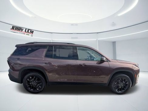 Used 2024 Chevrolet Traverse LT w/ Enhanced Driving Package FWD image 2
