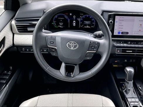Used 2025 Toyota Camry XLE image 5
