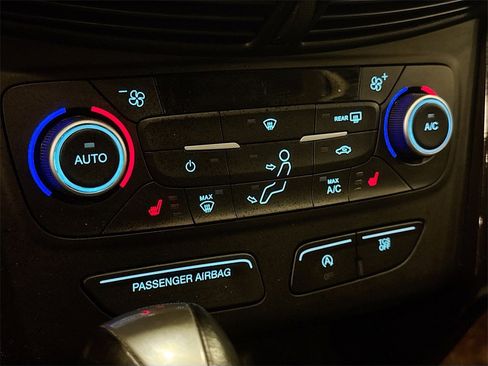 Used 2018 Ford Escape SE w/ SE Sport Appearance Package image 17