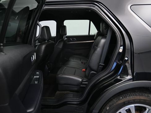 Used 2018 Ford Explorer XLT w/ Equipment Group 202A FWD image 22