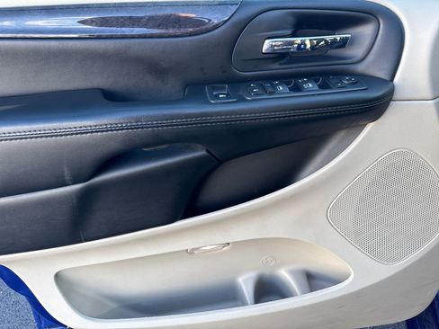 Used 2019 Dodge Grand Caravan SE image 16